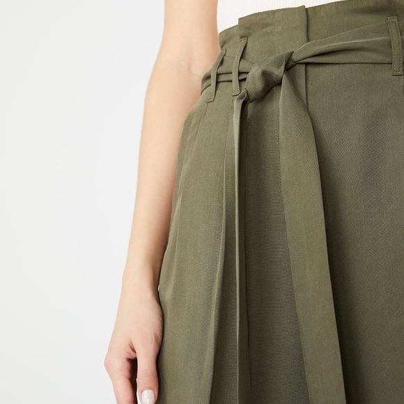 High-waisted pleated bermuda Tencel shorts - Picture 3 of 3